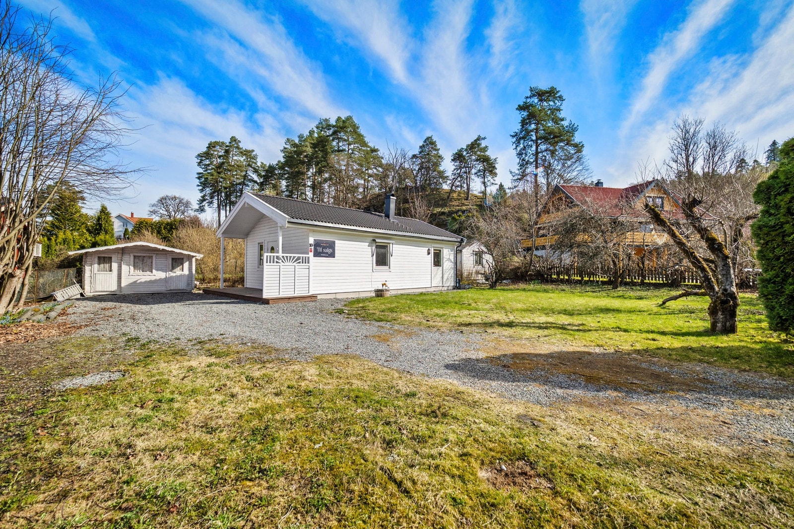 Eneboligen ligger på en fin tomt med god plass til garasje. Galleribilde