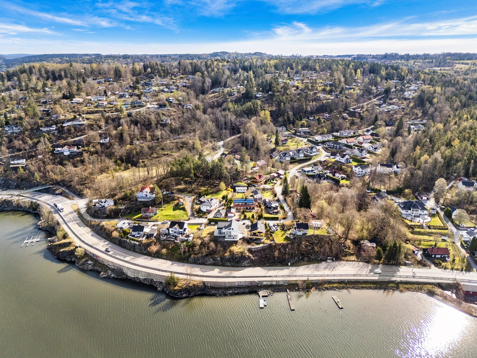Bussen til Oslo stopper like ved, og fra boligen er det gang- og sykkelvei til skoler og barnehager. Galleribilde