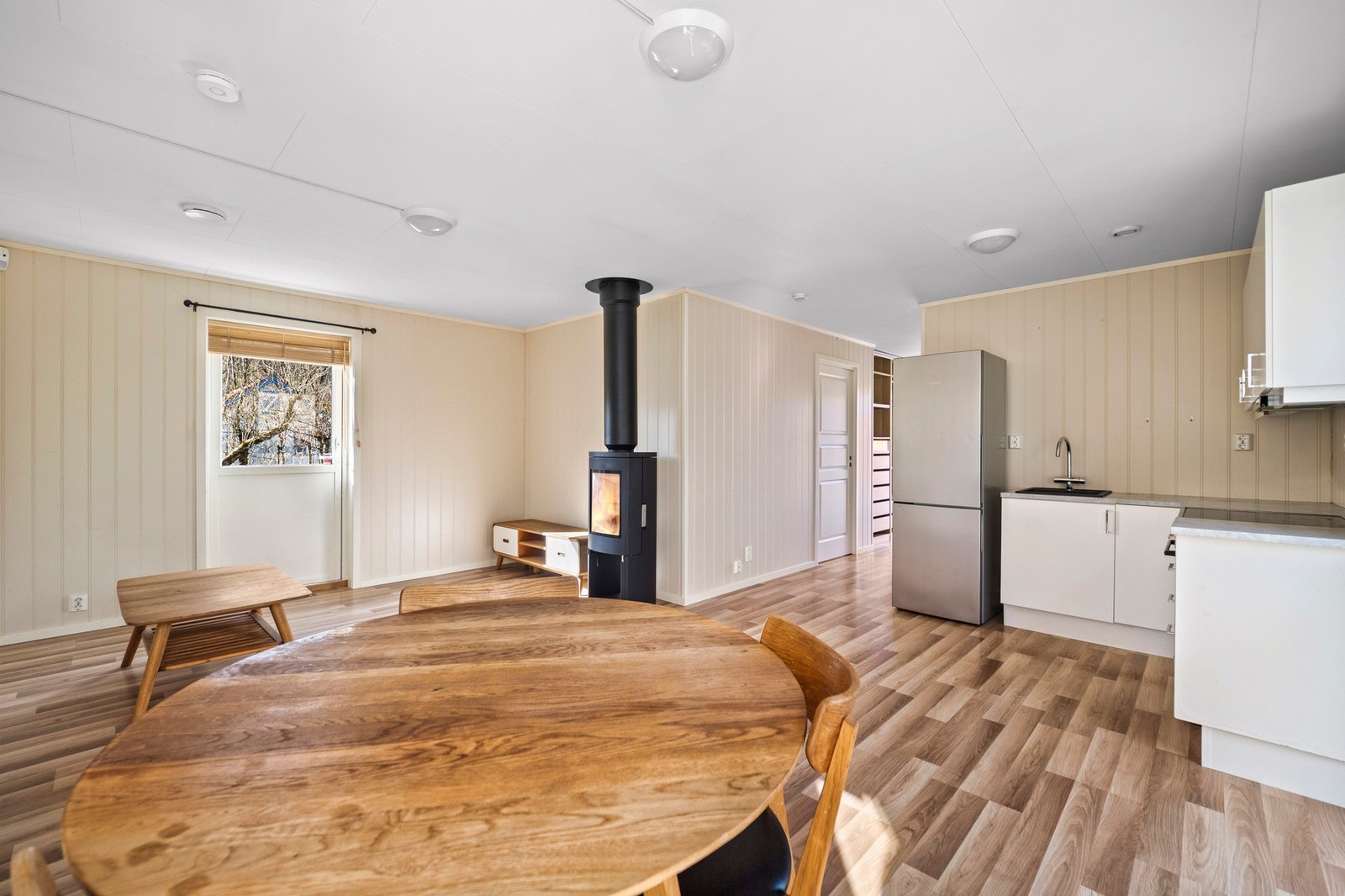 Utformingen gir stuen plass til både spisebord og sofagruppe. Galleribilde