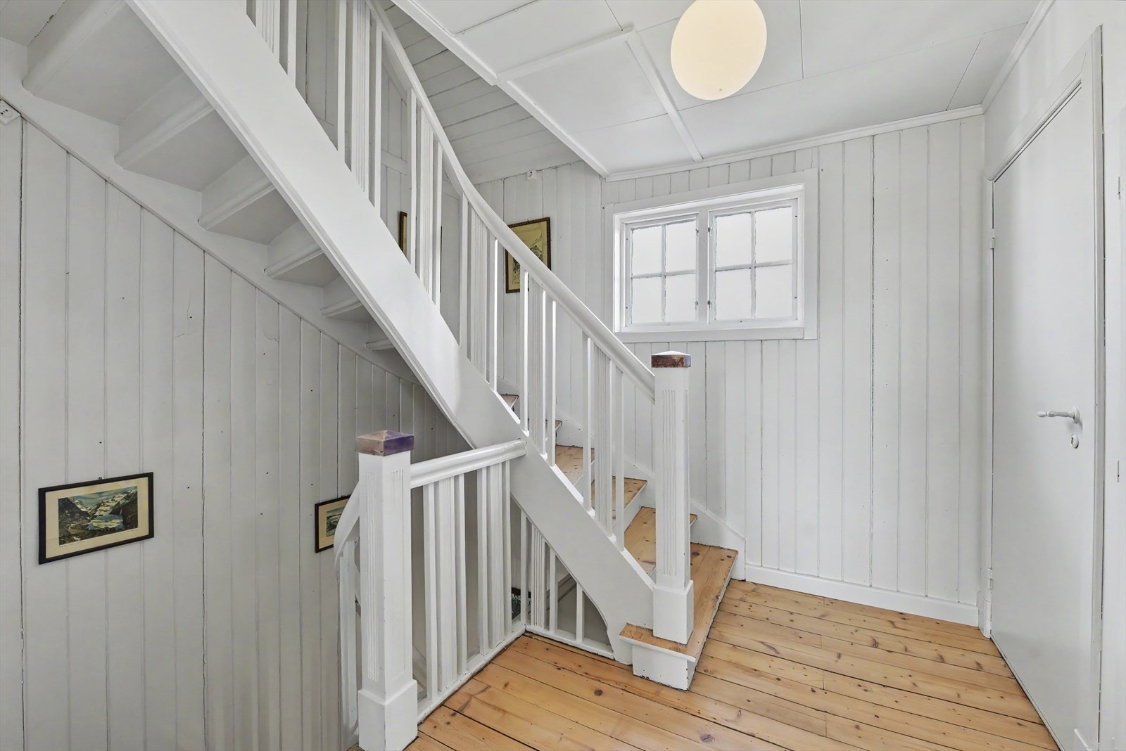 Tretrappen fører opp til andre etasje, som rommer boligens private sone. Galleribilde