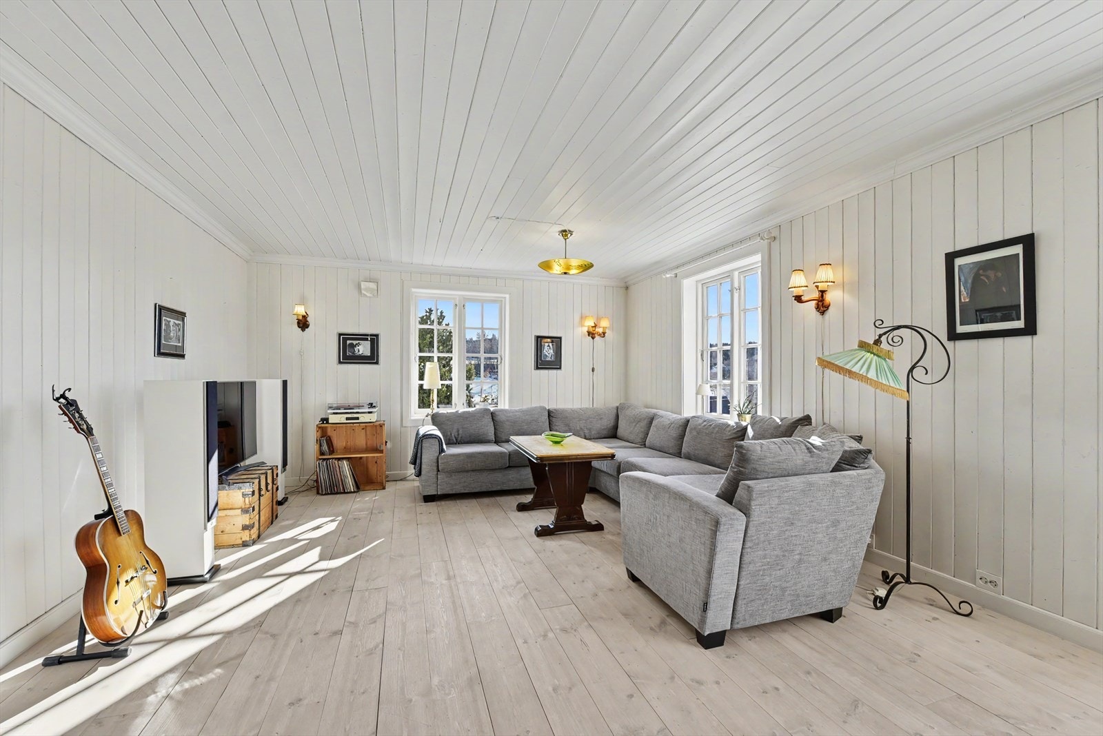 God plass til en romslig sofagruppe i TV-stuen. Galleribilde