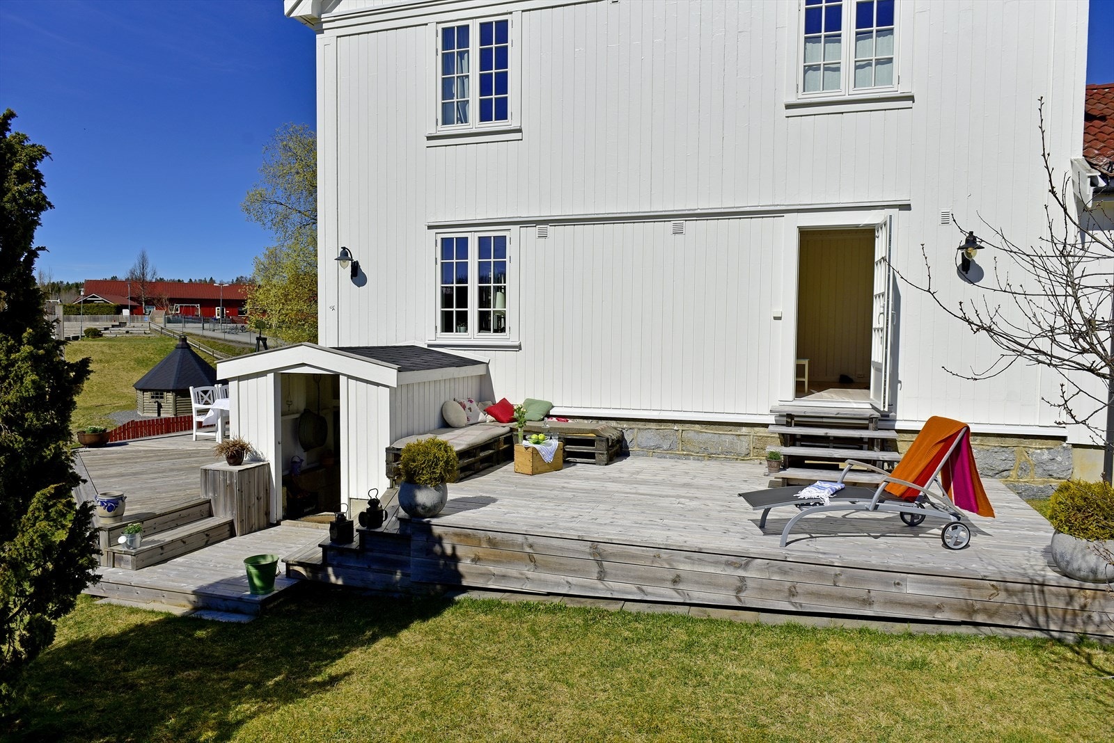 Den sørvendte terrassen har flere nivåer og direkte utgang fra et av rommene i første etasje. Galleribilde