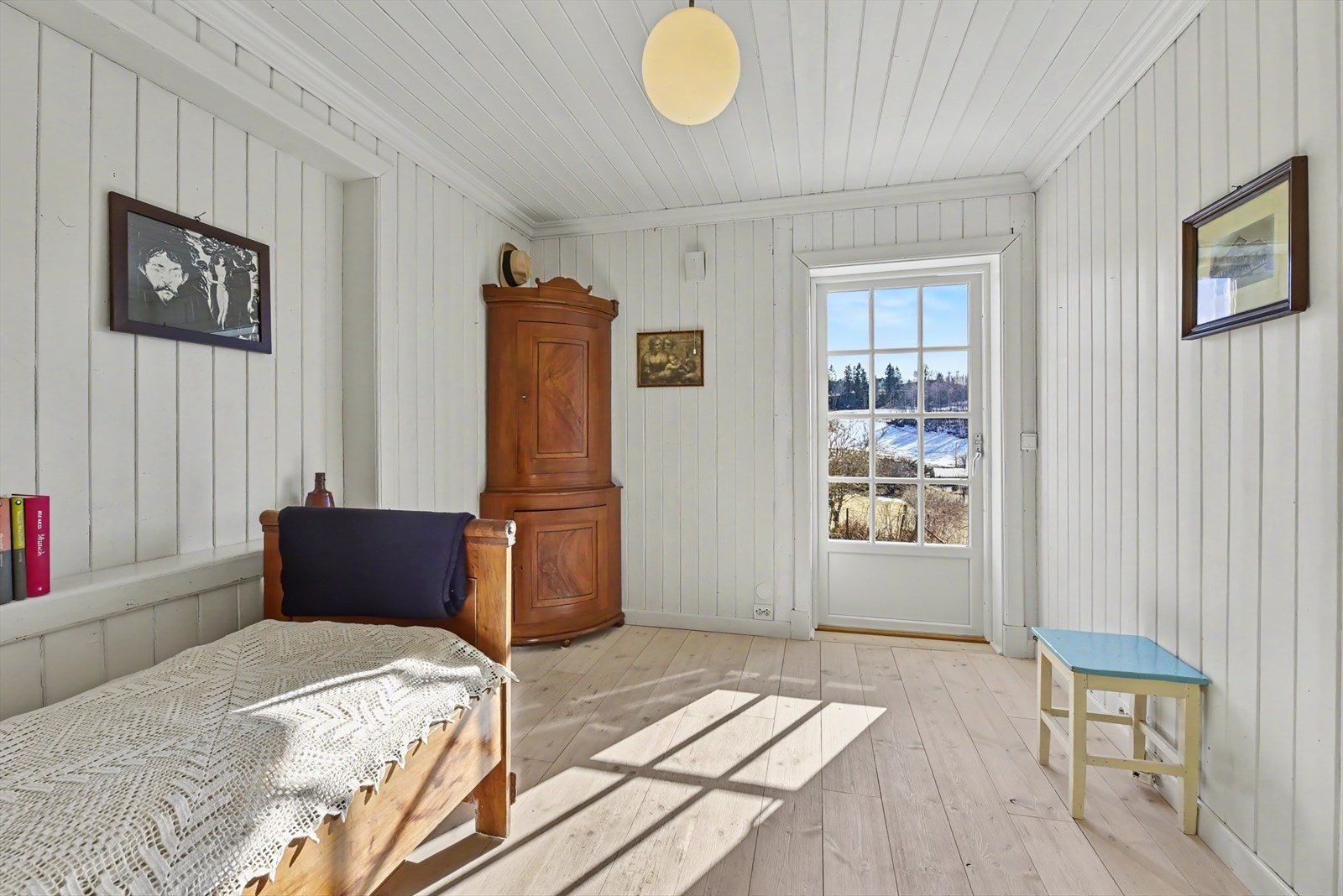 Rom i første etasje med gulvvarme og direkte utgang til terrassen og hagen. Galleribilde