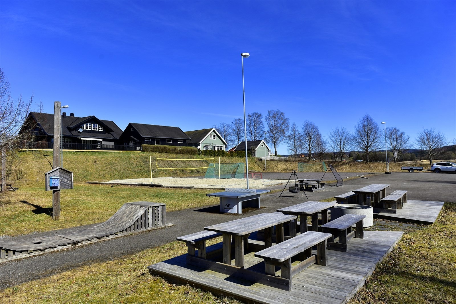 Like ved eiendommen ligger Kalvsjø nærmiljøanlegg med ballbaner og sandvolleyballbane. Galleribilde