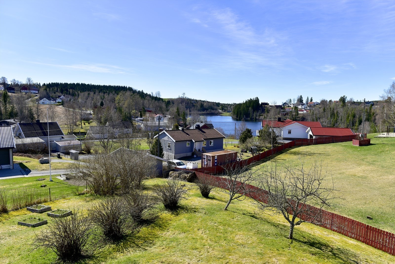 Den store eiertomten på 2,1 mål gir rikelig med boltreplass og en følelse av landlig ro. Galleribilde