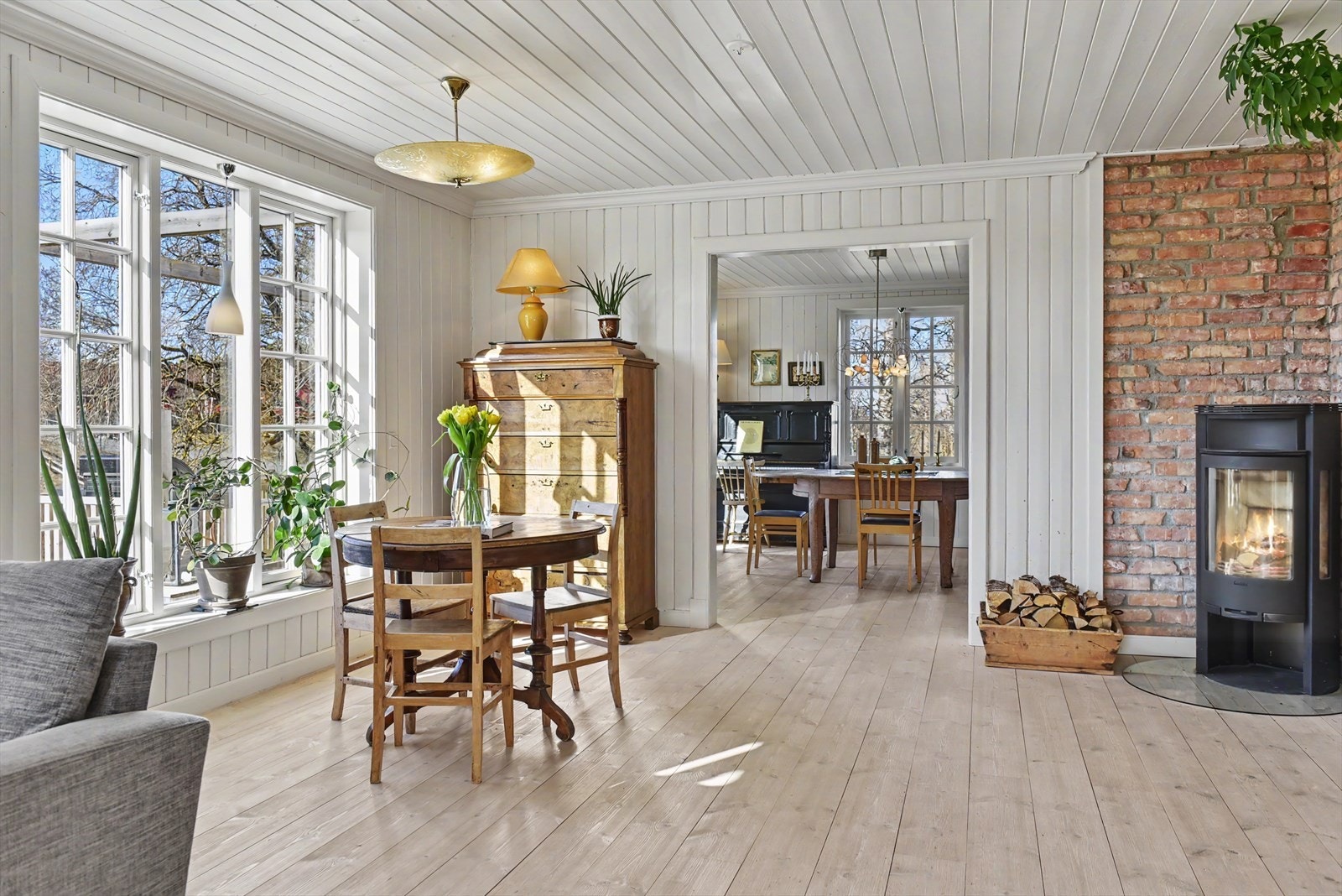 De store vindusflatene gir rikelig med dagslys og utsikt mot hagen og nærområdet. Galleribilde