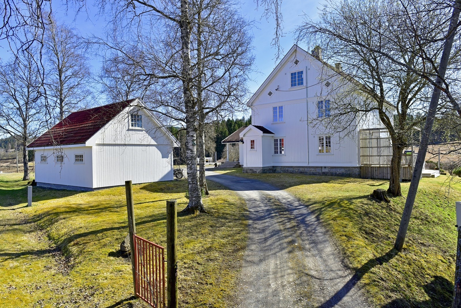 Eiendommen inkluderer en dobbelgarasje på 55 m² med innlagt strøm og et romslig lagringsloft. Boligen varmes effektivt opp med jordvarmeanlegg og vedfyring. Galleribilde