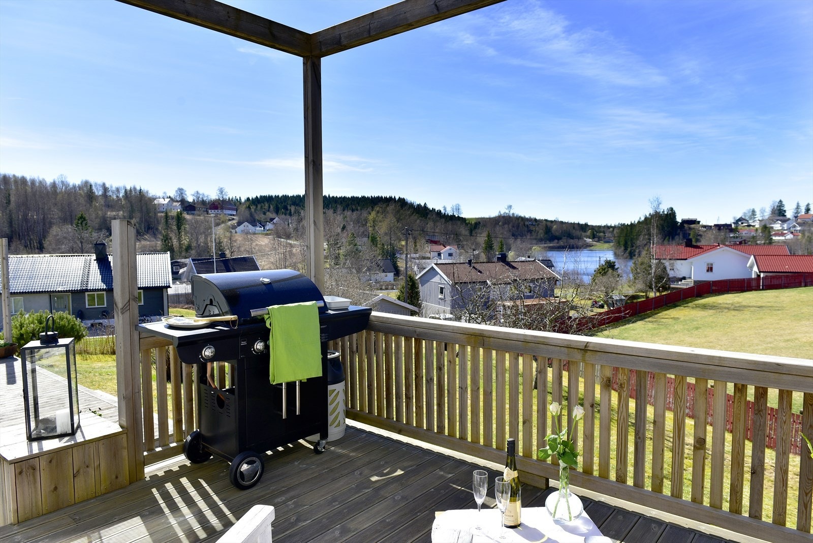 Den vestvendte terrassen har god plass til grill og sittegruppe, med utsikt over Kalvsjøtjernet. Galleribilde