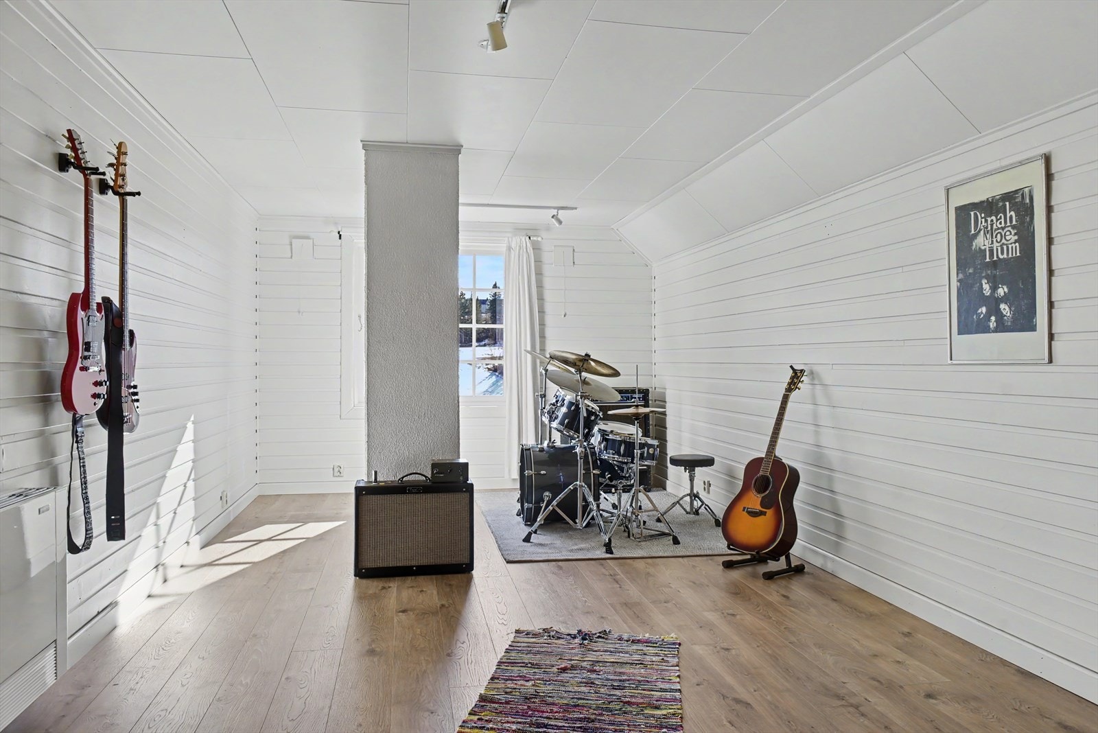 Loftstuen har en målt romhøyde på 2,27 meter og er et allsidig rom for lek, hobby eller TV-stue. Galleribilde