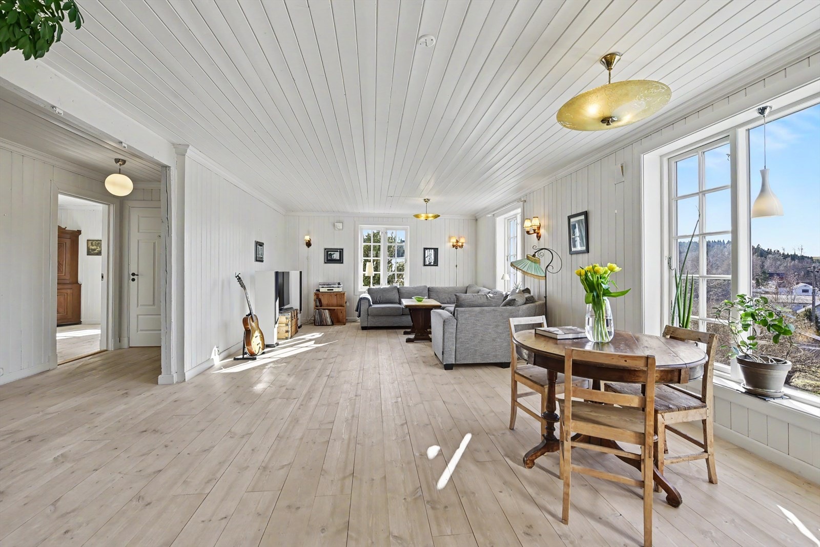 De store stuene i første etasje har en åpen forbindelse, noe som skaper en luftig og sosial atmosfære. Galleribilde