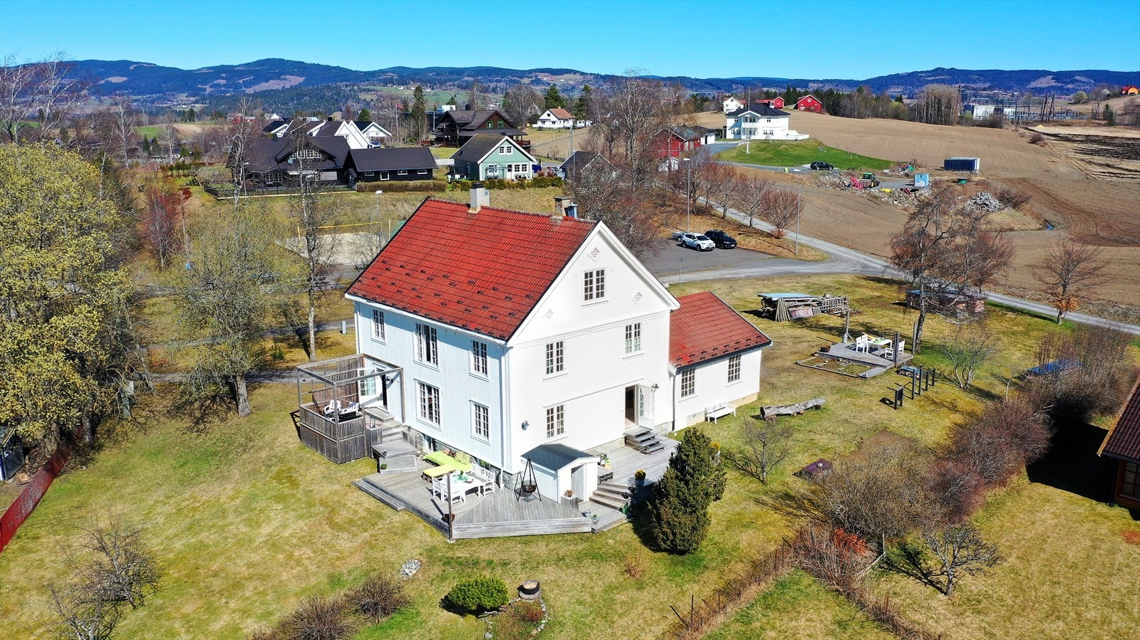 Velkommen til Randsfjordlinna 300! En innholdsrik enebolig på en 2,1 måls eiertomt med store terrasser og utsikt over Kalvsjøtjernet. Galleribilde