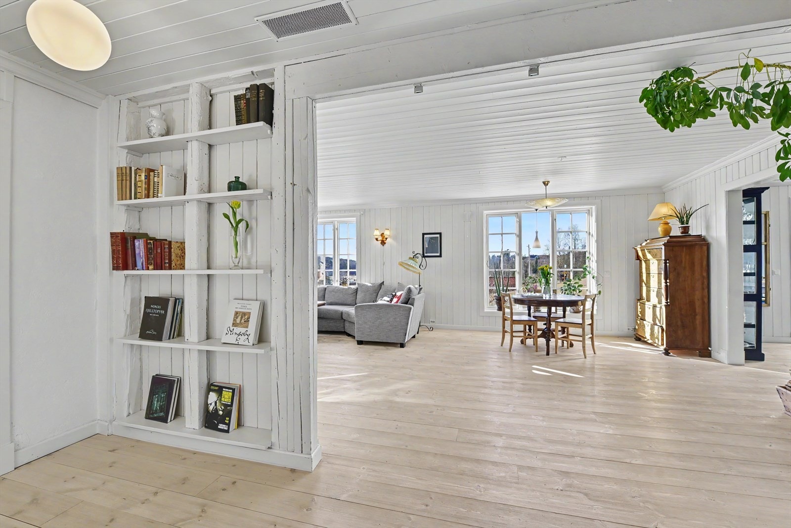 Stuen er lys og romslig, med flere soner for sittegrupper og sosiale sammenkomster. Galleribilde