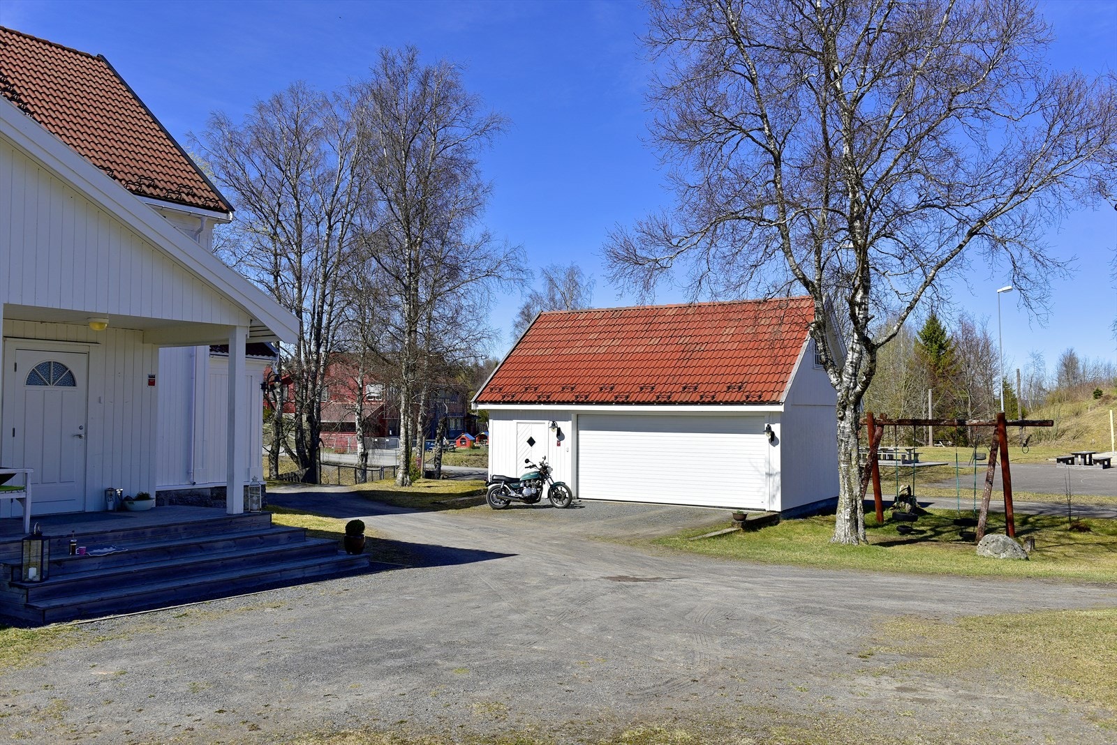 Eneboligen og garasjen sett fra gårdsplassen. Galleribilde
