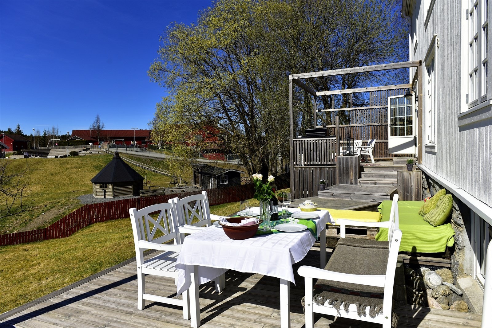 Fra stuen er det utgang til store terrasser mot sør og vest, med et samlet areal på 57 m². Galleribilde