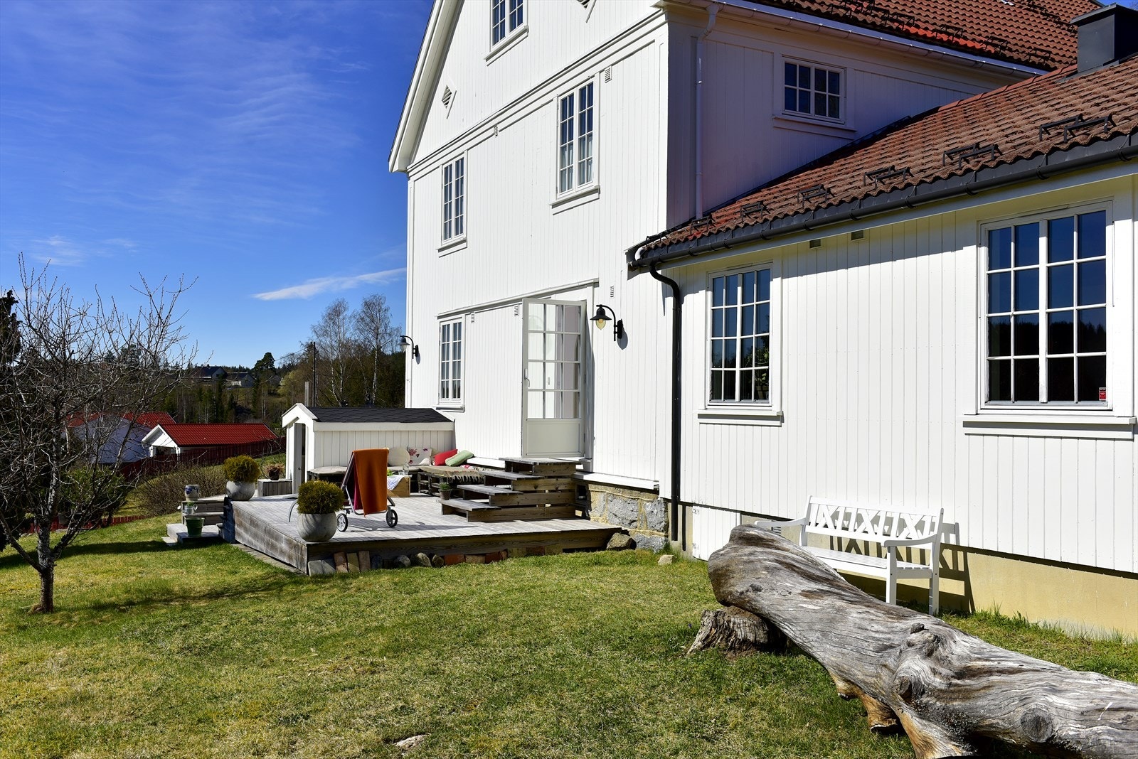 Hagen er pent opparbeidet med plen og beplantning. Galleribilde