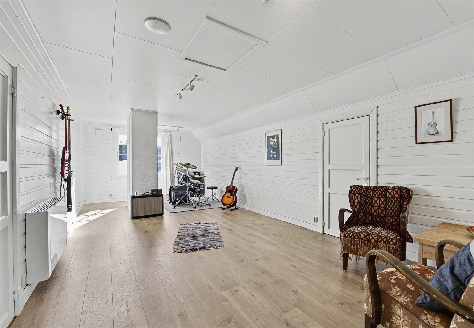 Loftsetasjen er innredet med en stor loftstue, et perfekt ekstra oppholdsrom for familien. Galleribilde