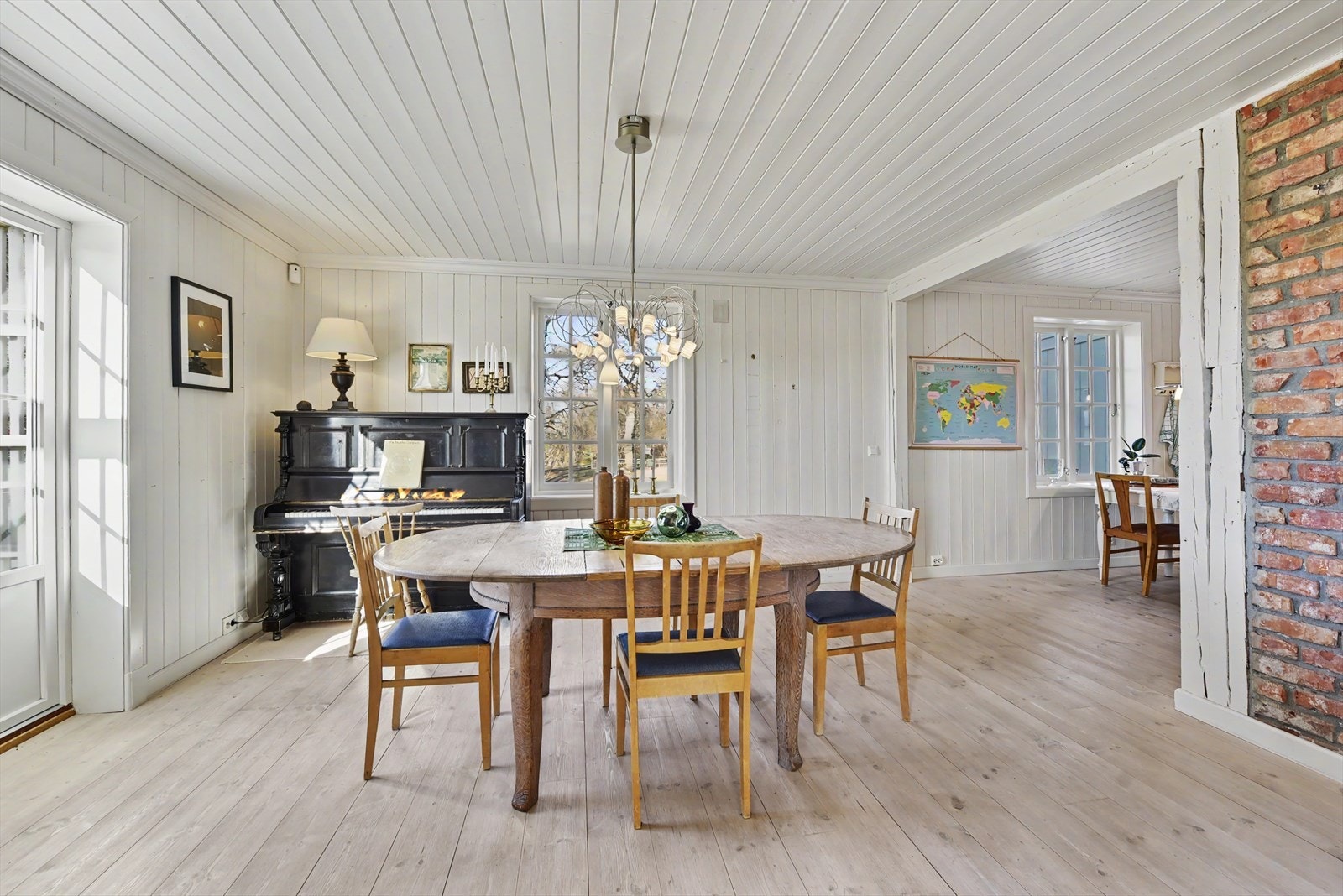 Fra spisestuen er det åpent inn mot stuen, noe som gir en god flyt mellom rommene. Galleribilde