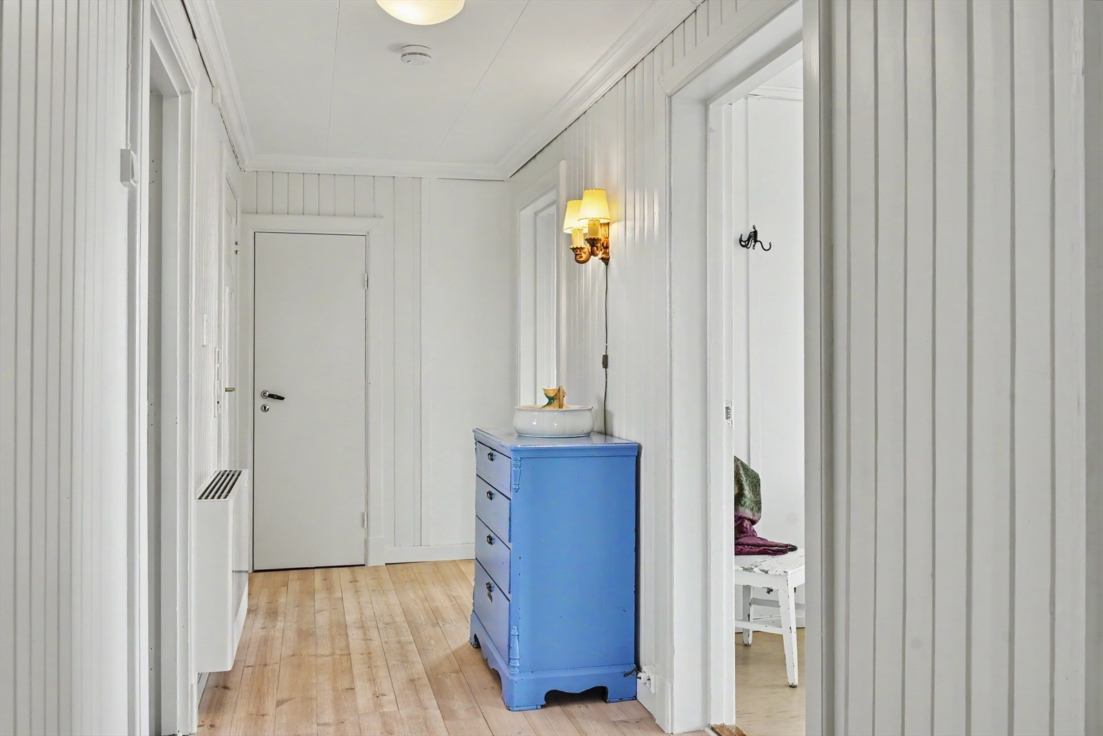 Gangen i andre etasje fordeler til tre soverom, kontor, bad og toalettrom. Galleribilde