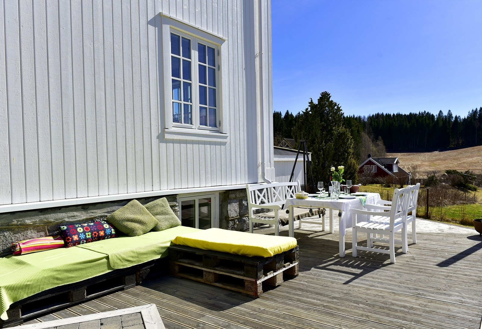 Uteplassen er skjermet og har god plass til sittegrupper. Galleribilde