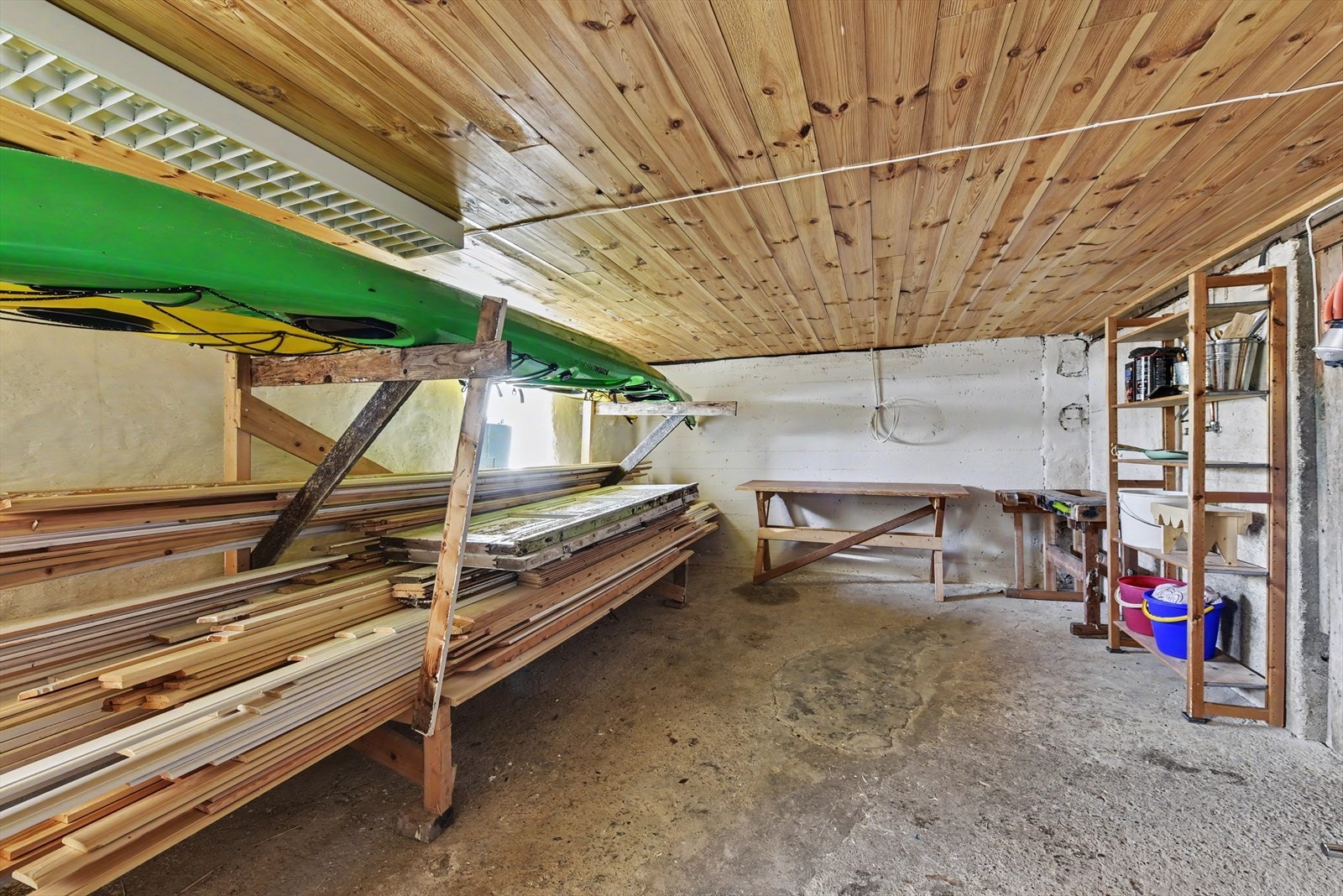 Kjelleren byr på rikelig med lagringsplass i tre boder. Galleribilde