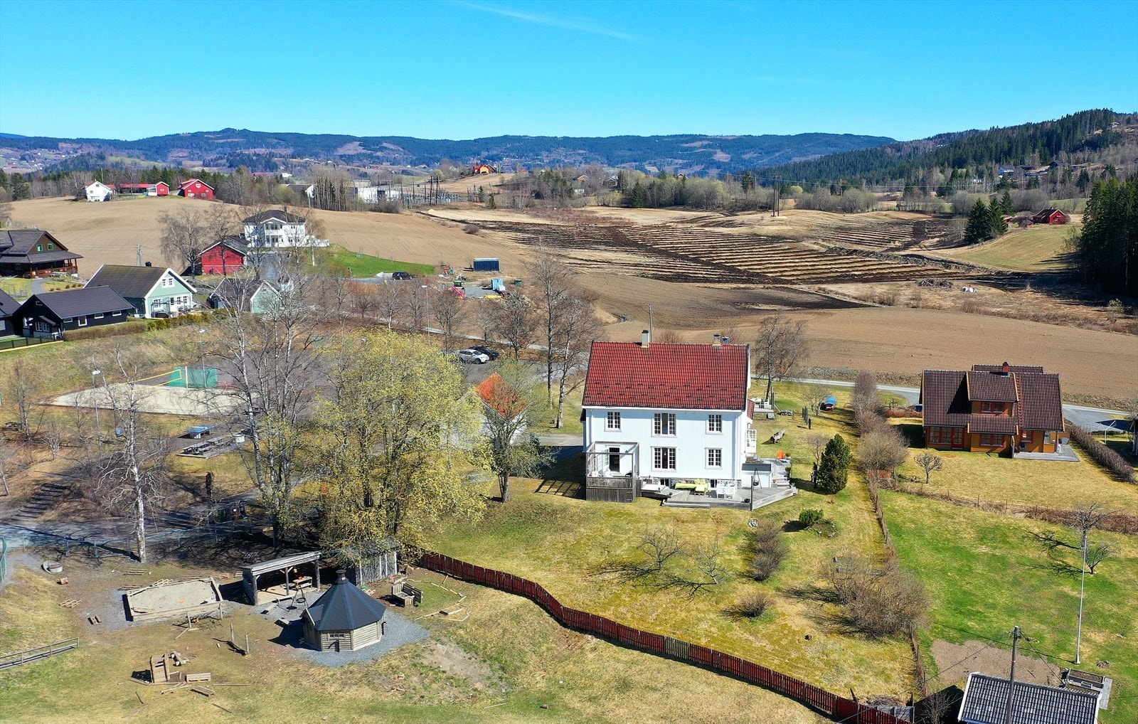 Her bor du med umiddelbar nærhet til natur og fritid, med ski-in/out til Nordmarka og kort vei til bading i Kalvsjøtjernet. Galleribilde