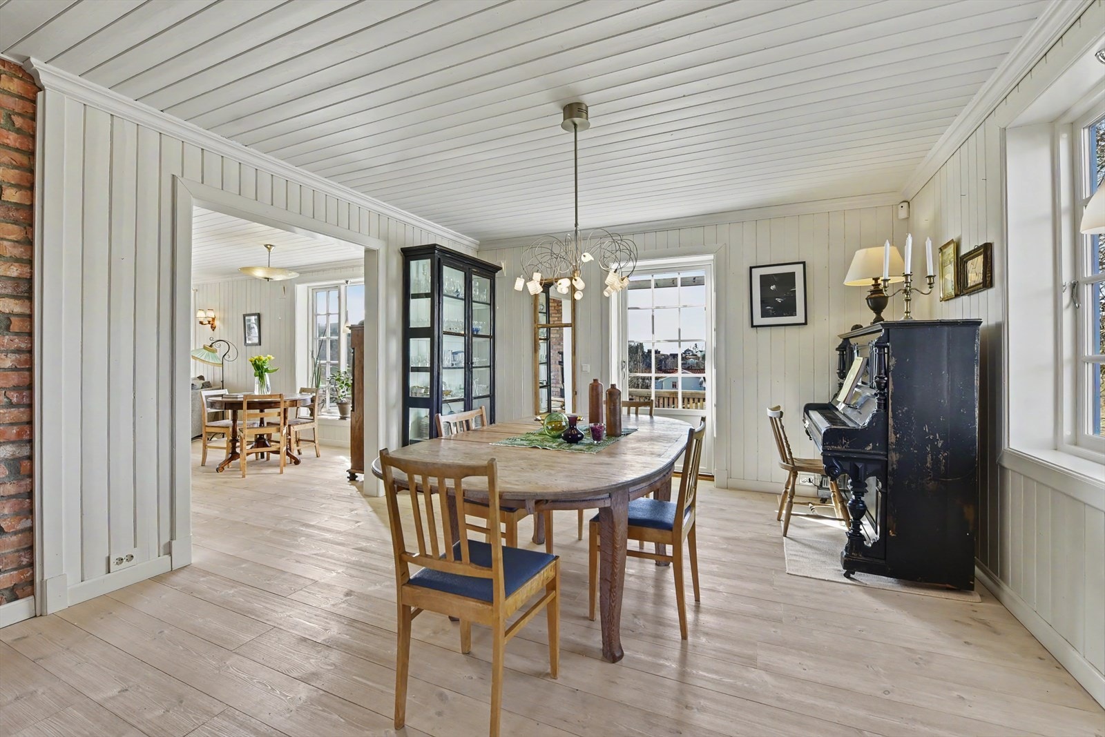 Spisestuen har god plass til langbord og ligger i åpen løsning mot kjøkkenet. Galleribilde