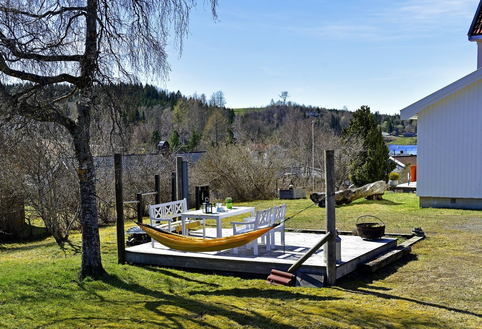 En egen platting i hagen gir enda en hyggelig uteplass. Galleribilde