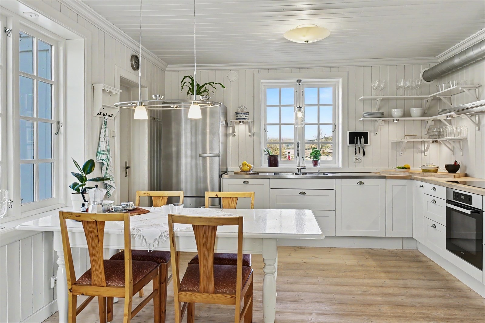 Kjøkkenet er et sosialt samlingspunkt med spiseplass og en åpen, innbydende utforming. Galleribilde