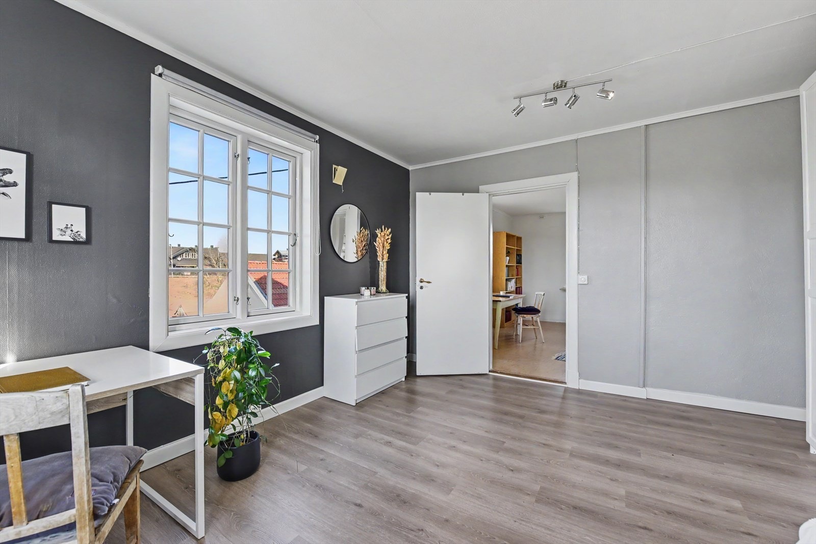 Rommet har adkomst til et tilstøtende rom, som i dag brukes som kontor. Galleribilde