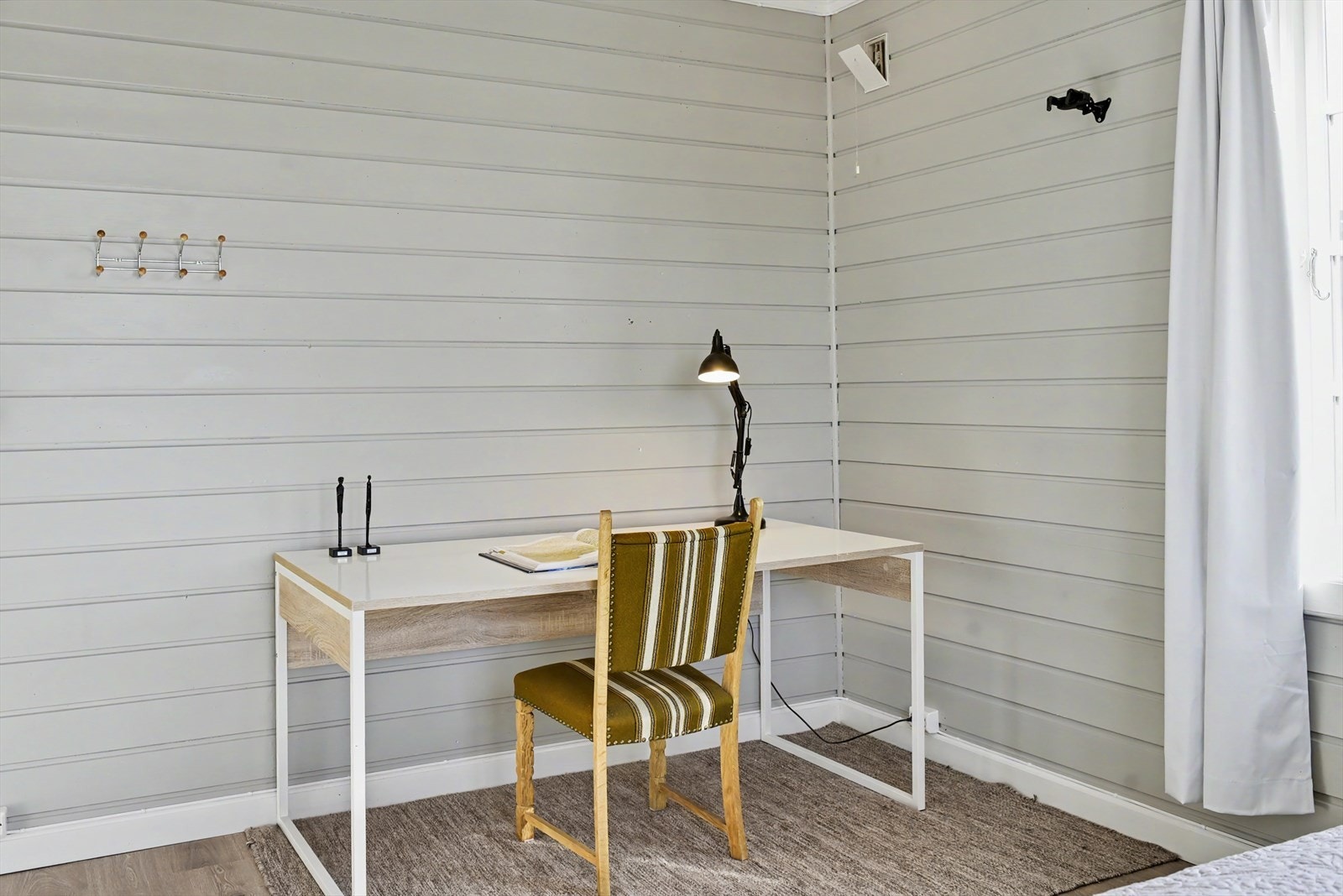 Soverommet har panel på veggene og laminat på gulvet. Galleribilde