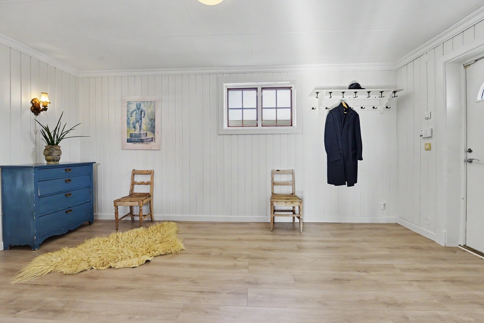 En romslig entré ønsker velkommen inn. Det er gulvvarme i store deler av første etasje, inkludert her i inngangspartiet. Galleribilde
