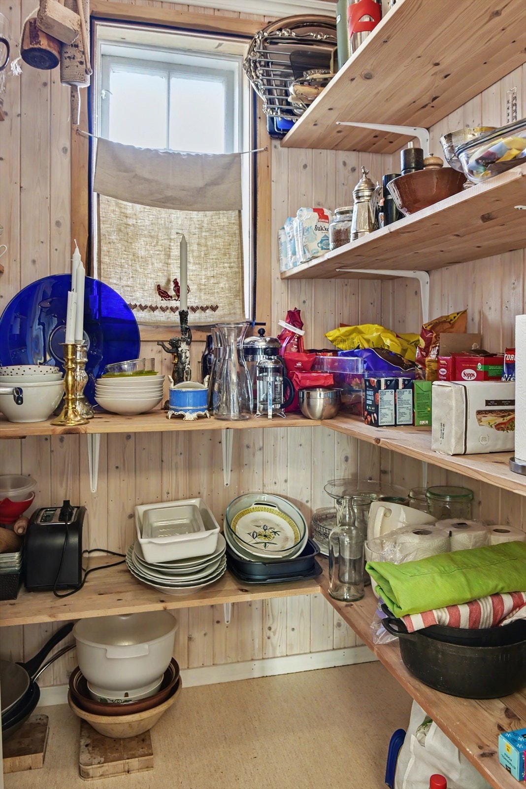 I tilknytning til kjøkkenet er det et praktisk spiskammer med rikelig hylleplass. Galleribilde