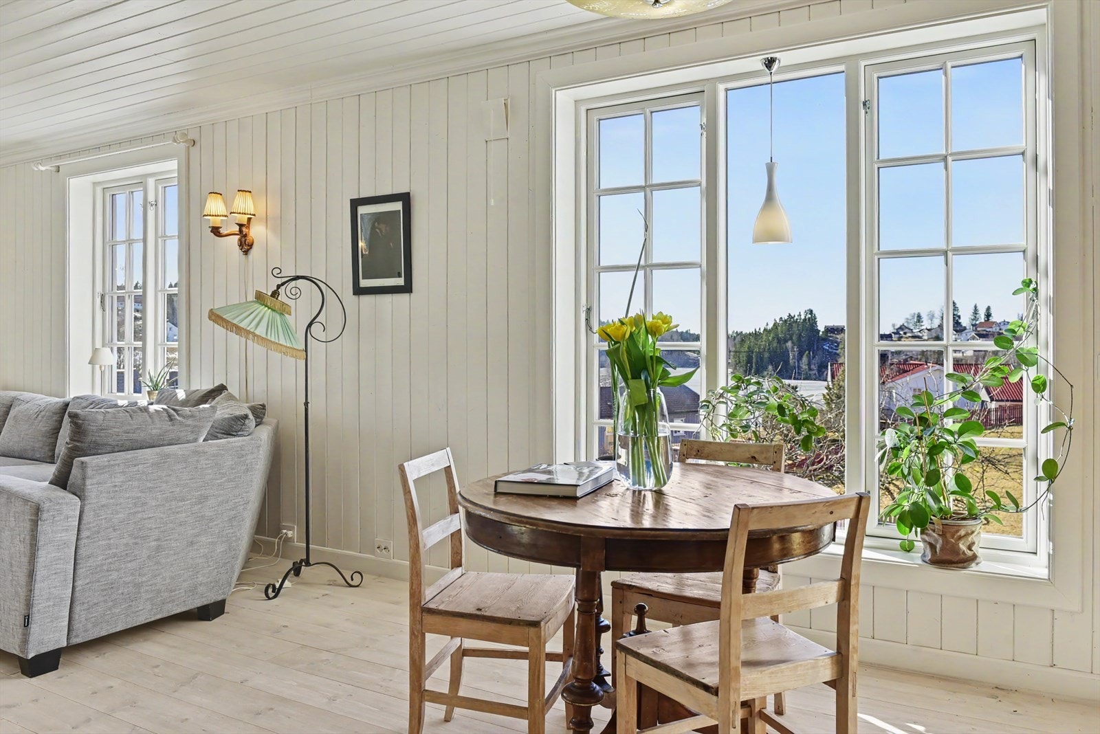 Vinduer i tre med to-lags glass gir godt med lys. Galleribilde