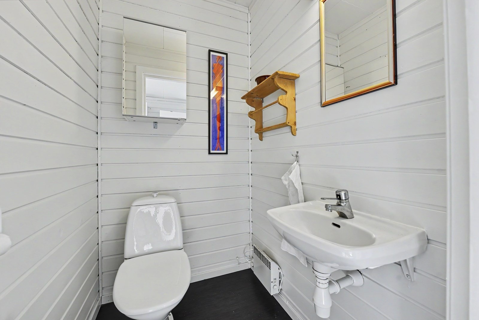 Det andre toalettrommet i første etasje, med belegg på gulv og panel på vegg. Galleribilde