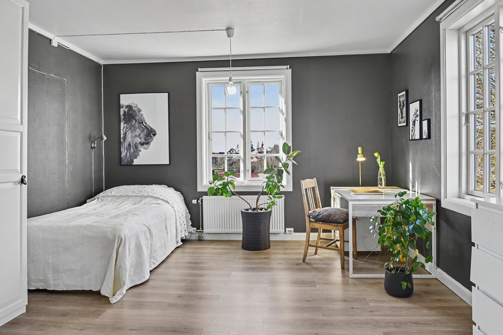 Dette soverommet har plass til både seng og en liten kontorkrok. Galleribilde