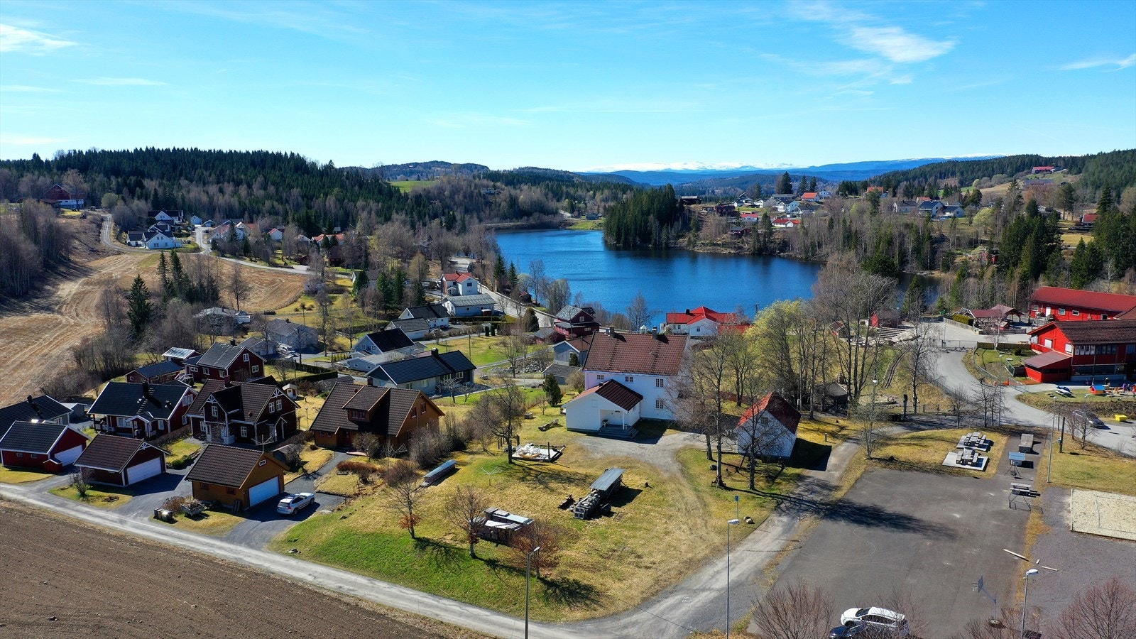Oversiktsbilde som viser eiendommens plassering i landskapet. Galleribilde