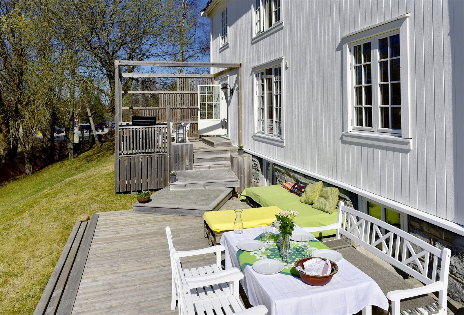 Terrassene er bygget i tre og fundamentert på betongpunkter og -søyler. Galleribilde