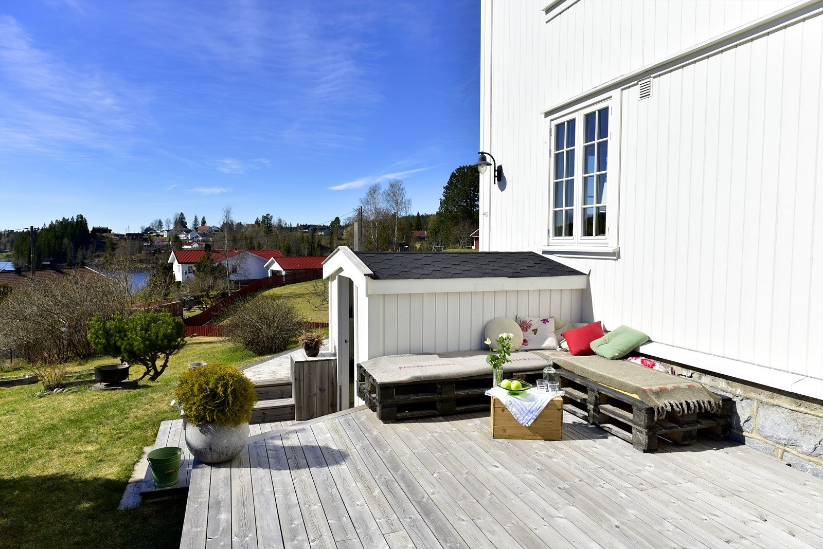 Her er det rikelig med plass for utemøbler og sosiale soner. Galleribilde
