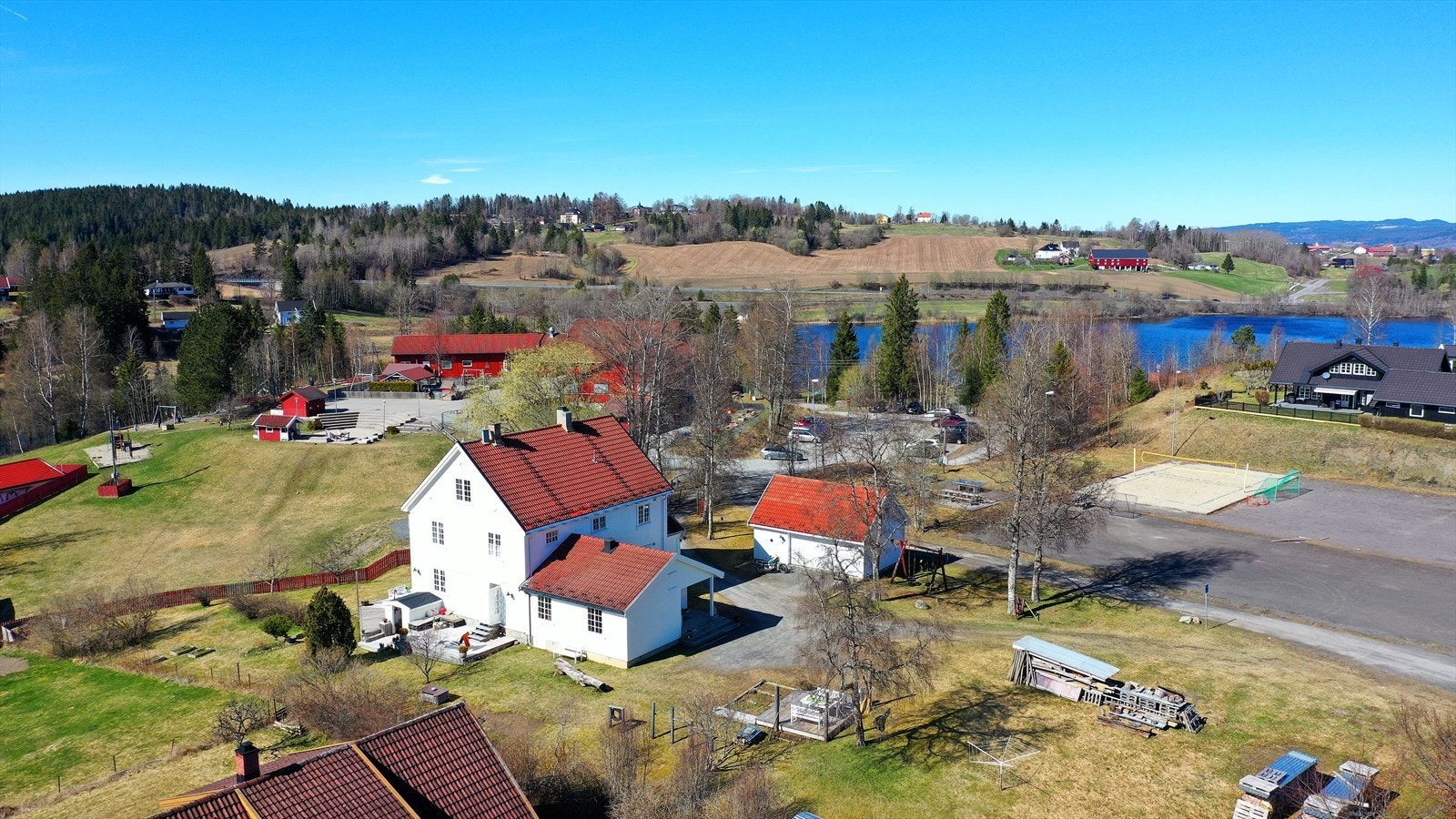Eiendommen ligger i et etablert og barnevennlig boligområde. Galleribilde