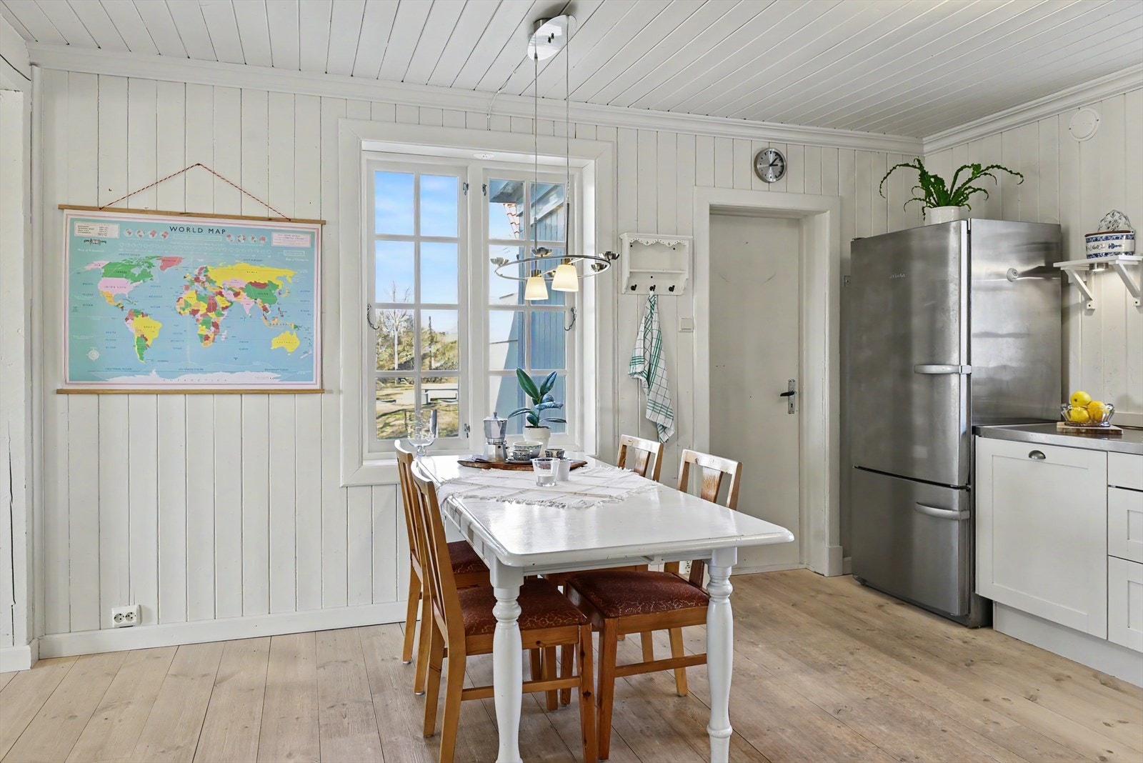 Kjøkkenet har en hyggelig spiseplass for de raske måltidene. Galleribilde