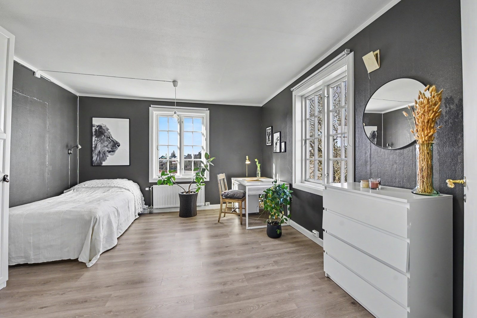 Boligen har en fleksibel planløsning med flere store rom som egner seg godt som soverom. Galleribilde
