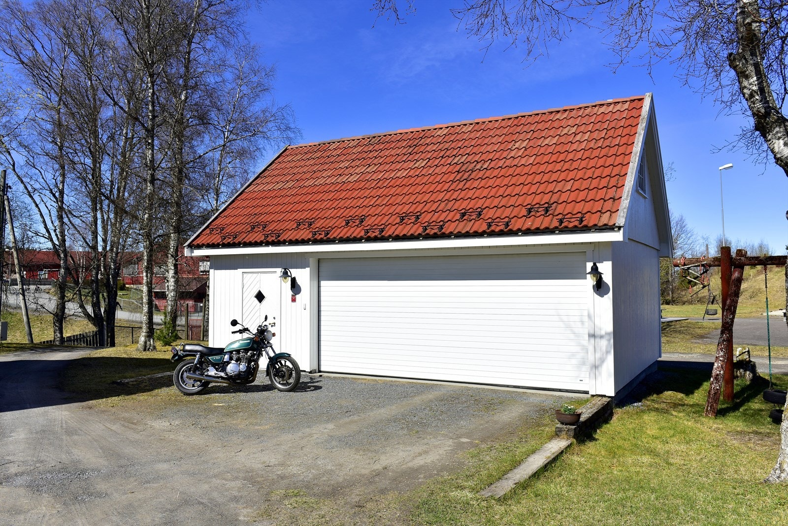 Frittstående dobbelgarasje fra 2007, med saltak tekket med betongstein. Galleribilde