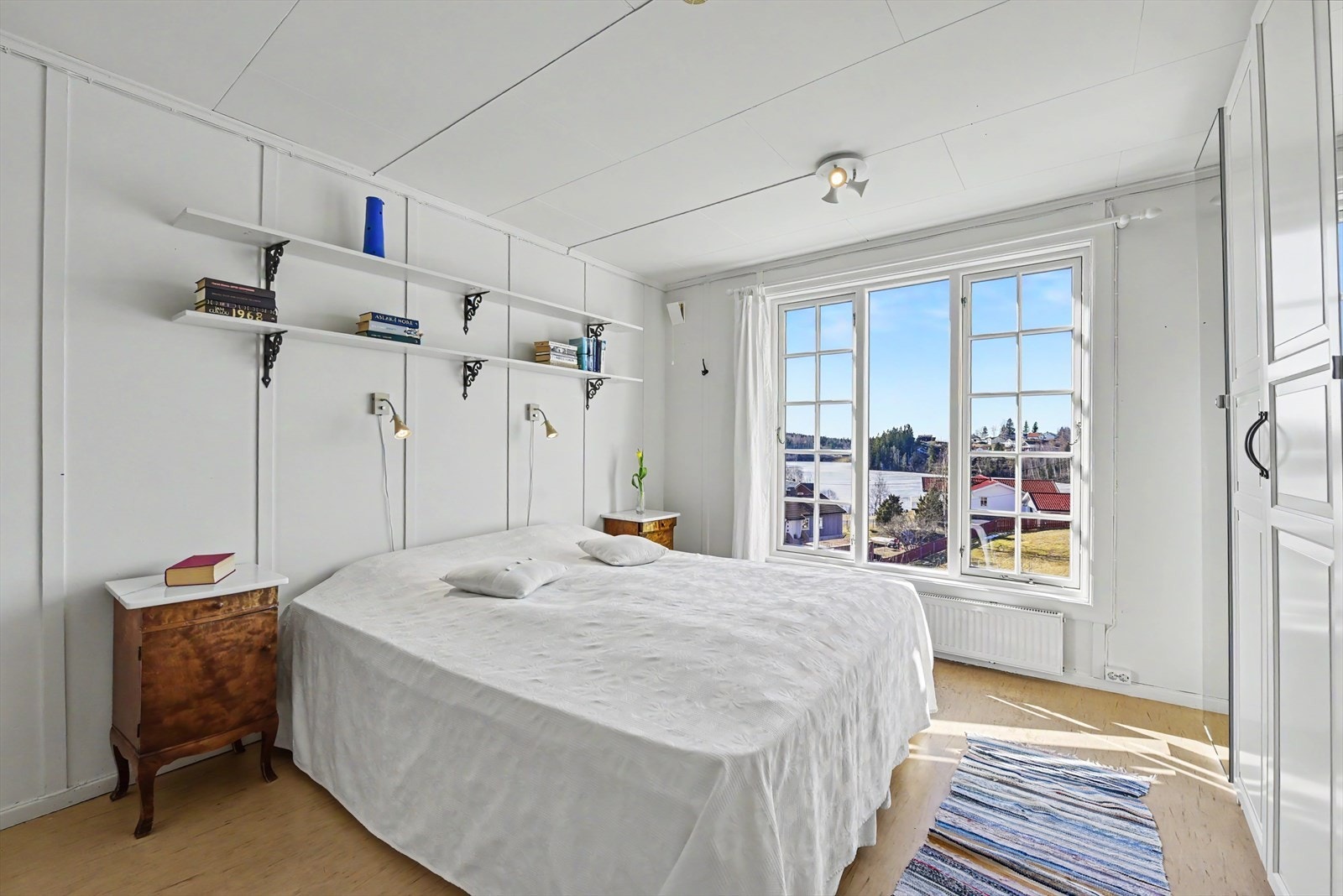 Hovedsoverommet har god plass til dobbeltseng og oppbevaring, med utsikt mot Kalvsjøtjernet. Galleribilde