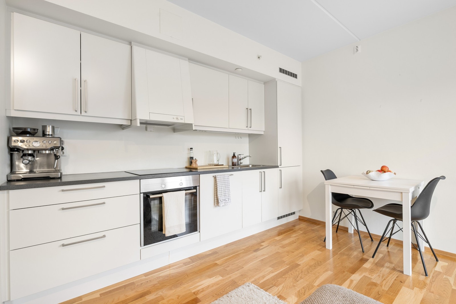Ved kjøkkenet er det plass til et hyggelig spisebord. Her kan frokosten nytes med ferske bakevarer fra Snurr Café Nyhavna ca. 500 meter fra leiligheten. Galleribilde
