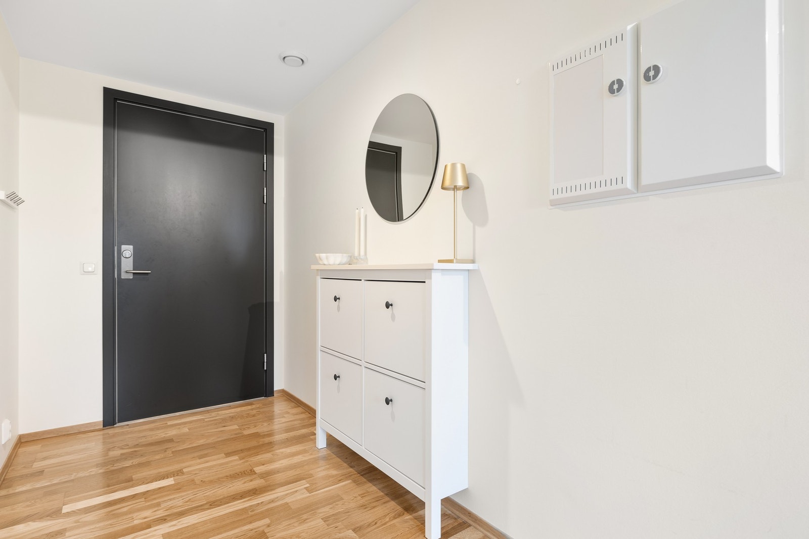 Entreen er på 3,5 kvm og har plass til oppheng/oppbevaring av yttertøy og sko. Galleribilde