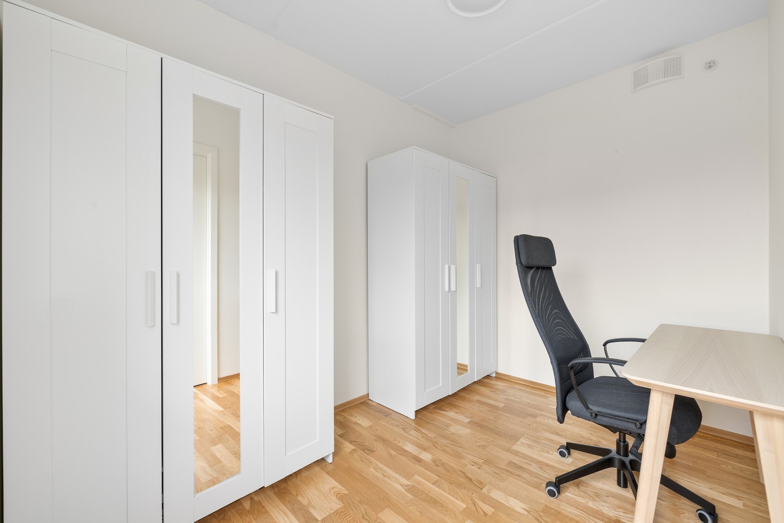 Soverom 1 er på 6,8 kvm. Også her er det plass til seng av god størrelse og garderobeløsning. Galleribilde