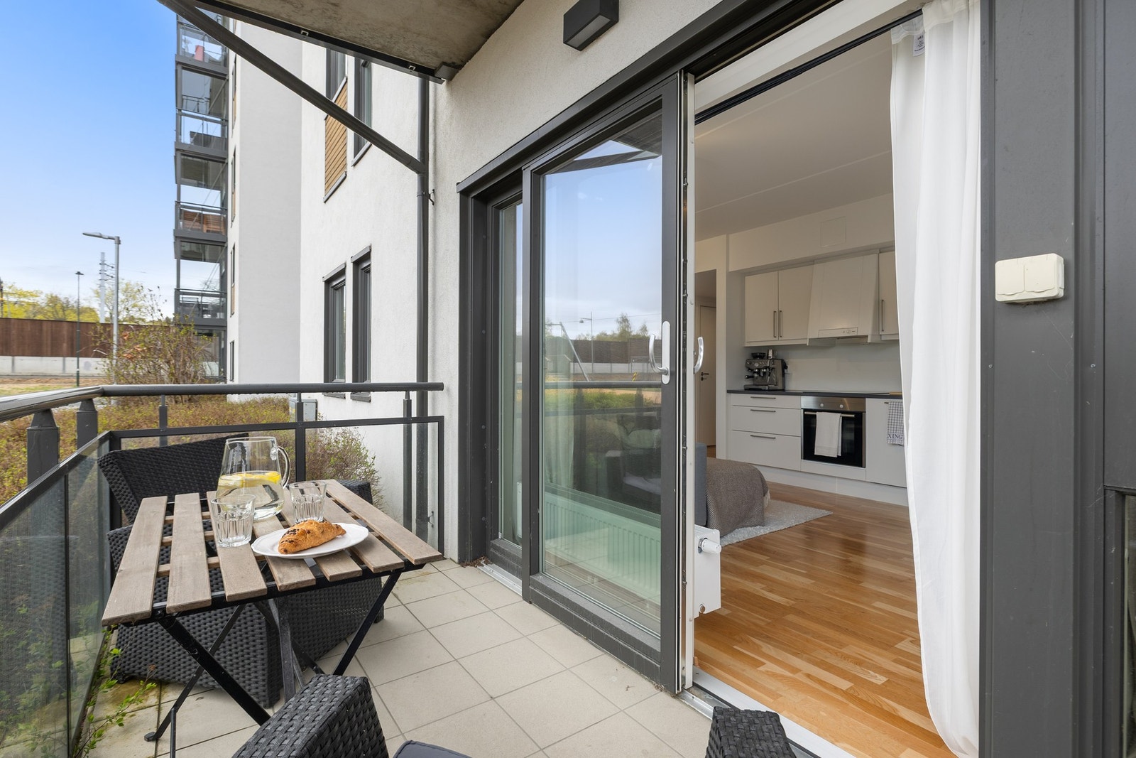 Fra stuen er det utgang til en terrasse på 5,6 kvm. Galleribilde