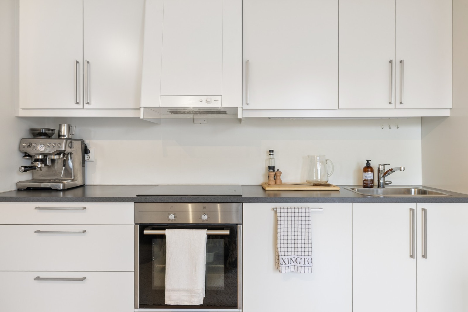 Byggesakkyndig har vurdert kjøkkenet i sin helhet til TG1 i tilstandsrapporten. Kjøkkenventilator over stekesone har avtrekk via boligens balanserte ventilasjonsanlegg. Galleribilde