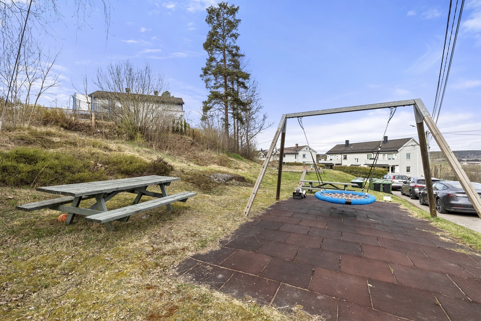 Kort vei til lekeplass og grøntområder, ideelt for barnefamilier. Galleribilde