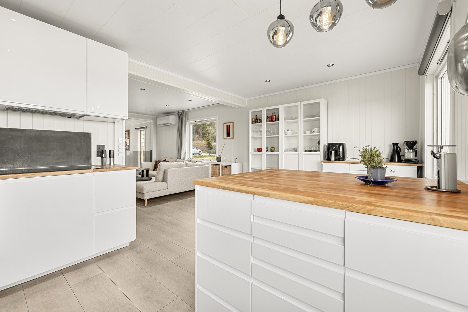 Godt med lagringsplass i både over- og underskap, samt i den praktiske halvøya. Galleribilde